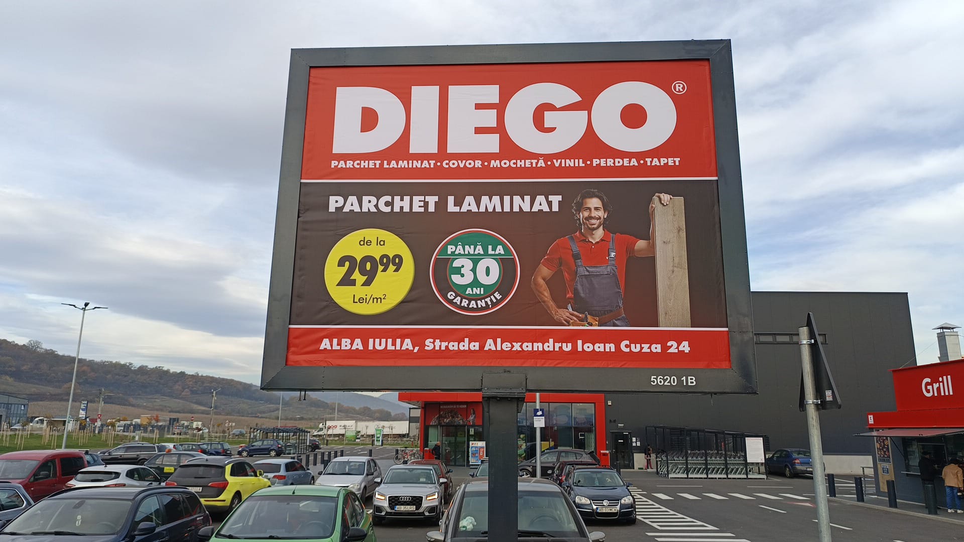 Panou outdoor în parcarea Kaufland